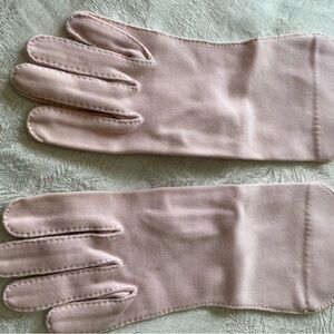 Classic Women's Light Pink Gloves. Vintage 40s-60s era. 7 1/2”.